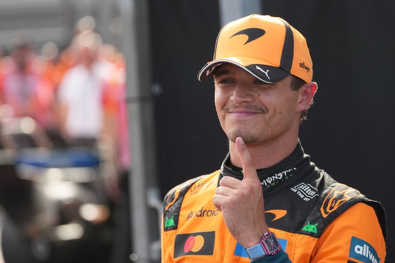 El británico Lando Norris de McLaren celebra al quedar primero en la clasificación al Gran Premio de Hungría el sábado 25 de julio del 2026. (AP Foto/Darko Vojinovic)