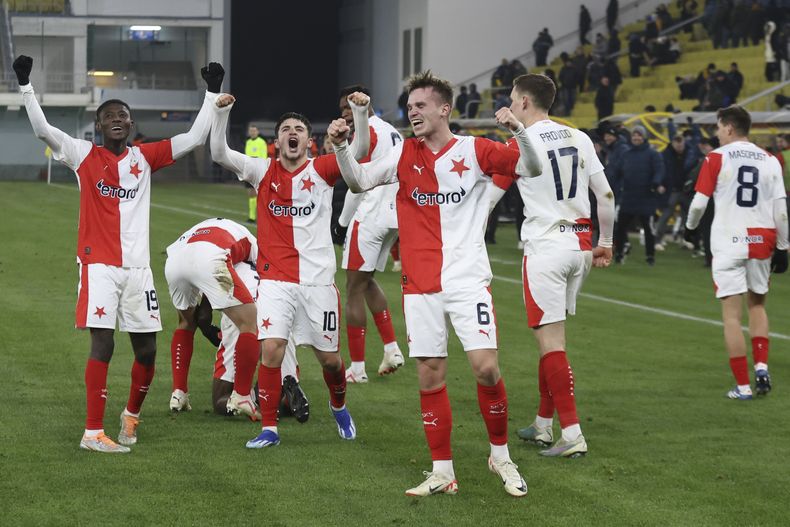 Los jugadores del Slavia de Praga festejan tras el partido de la Liga Europa ante Sheriff Tiraspol, el jueves 30 de noviembre de 2023 (AP Foto/Aurel Obreja)