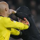 Hincha propina puñetazo al arquero de Sevilla en Liga Europa