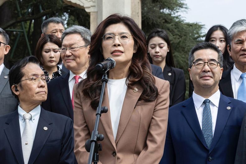 En esta imagen del 8 de abril de 2026, difundida por el partido nacionalista chino Kuomintang, la líder del partido, Cheng Li-wun pronuncia un discurso en Nanjing, en la provincia de Jiangsu, en el este de China. (Kuomintang vía AP)