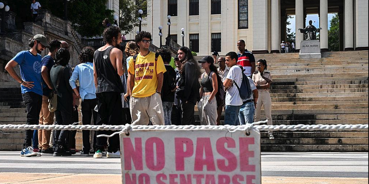 Estudiantes desafían al régimen con protesta en la escalinata de la Universidad de La Habana
