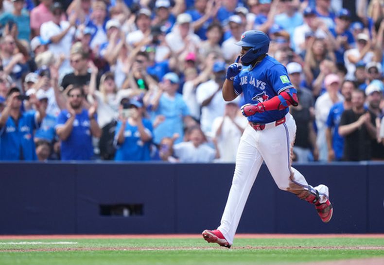 Vladimir Guerrero Jr. de los Azulejos de Toronto reacciona tras su jonrón en la quinta entrada ante los Orioles de Baltimore el domingo 13 de septiembre del 2026. (Nathan Denette/The Canadian Press via AP)