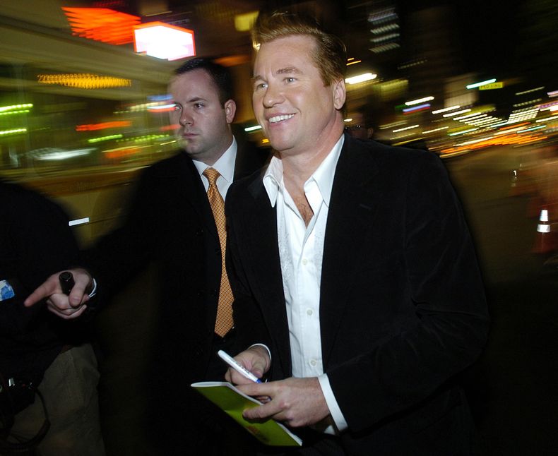 ARCHIVO - Val Kilmer, uno de los astros de Kiss Kiss Bang Bang, llega a lestreno del filme en Los Angeles el 18 de octubre de 2005. (Foto APo/Chris Pizzello, archivo)