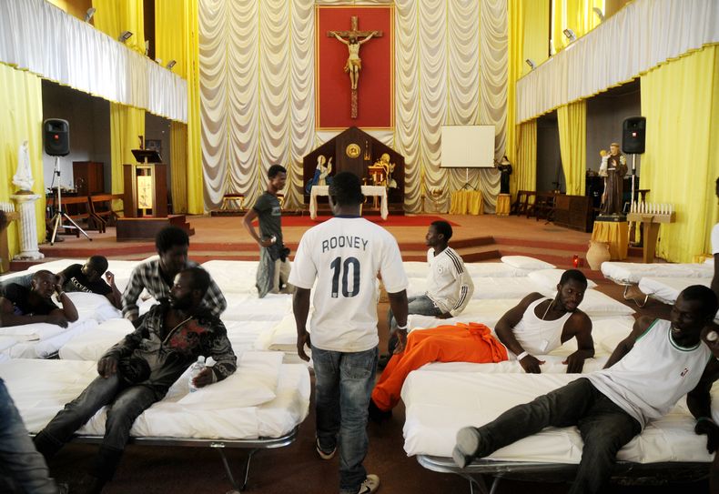 En esta foto del 15 de junio del 2014, migrantes africanos est&aacute;n albergados en la iglesia de San Curato DArs, en Sicilia, Italia. La crisis de inmigraci&oacute;n ha saturado tanto los centros del gobierno italiano que iglesias est&aacute;n ahora a