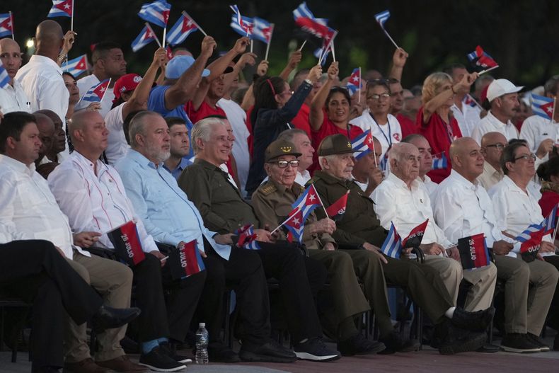 El expresidente cubano Raúl Castro (centro), el mandatario Miguel Díaz-Canel (cuarto desde la izquierda) y el comandante de la Revolución Cubana, Ramiro Valdés, (cuarto desde la derecha) asisten a un evento conmemorativo del 72.º aniversario del inicio de la Revolución Cubana en Ciego de Ávila, Cuba, el sábado 26 de julio de 2025. (Foto AP/Ramón Espinosa)