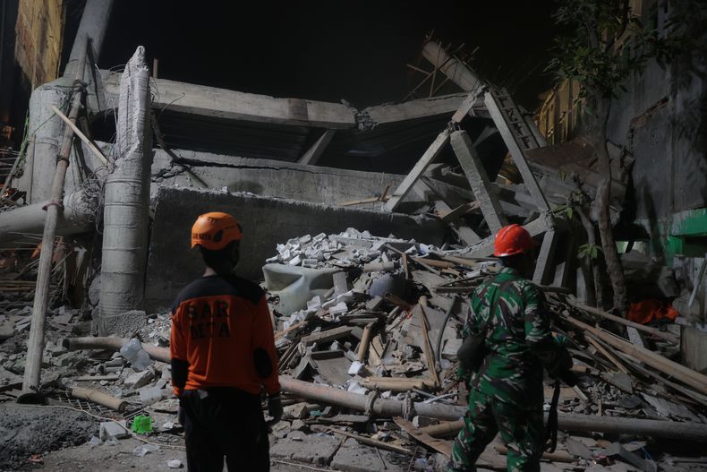 Rescatistas buscan sobrevivientes después de que el edificio de una escuela de internado islámica se vino abajo, el lunes 29 de septiembre de 2025 en Sidoarjo, en la provincia de Java Oriental, Indonesia. (AP Foto/Trisnadi)