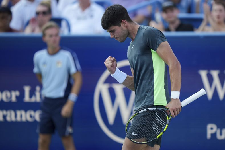 En foto del domingo 20 de agosto del 2023, el español reacciona tras ganar un punto ante el serbio Novak Djokovic en la final del Abierto de Cincinnati. El martes 22 de agosto del 2023, la ATP anuncia ganancias garantizadas para jugadores que estén en el Top 100. (AP Foto/Aaron Doster)