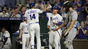Edward Olivares (14), de los Reales de Kansas City, celebra con Nick Pratto después de un cuadrangular solitario durante la séptima entrada del juego de béisbol en contra de los Medias Blancas de Chicago, el miércoles 10 de mayo de 2023, en Kansas City, Missouri. (AP Foto/Charlie Riedel)