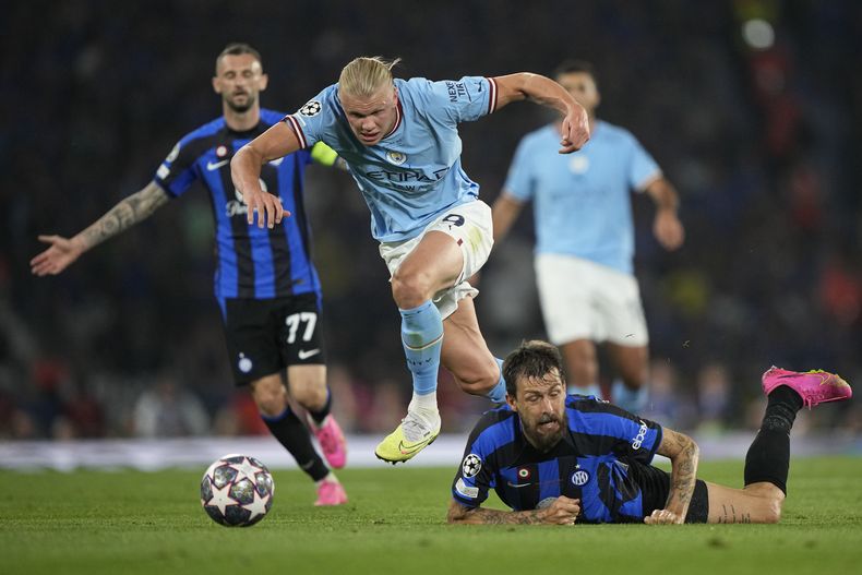 Erling Haaland, del Manchester City, deja atrás a Francesco Acerbi, del Inter de Milán, durante la final de la Liga de Campeones, el sábado 10 de junio de 2023, en Estambul. (AP Foto/Emrah Gurel)