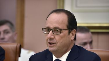 americateve | El presidente de Francia, Fran&ccedil;ois Hollande, cierra el pu&ntilde;o mientras habla en una reuni&oacute;n ministerial con el primer ministro australiano Tony Abbott, en el Parlamento, en Canberra, Australia, el 19 de noviembre de 2014. (Foto AP/Mark
