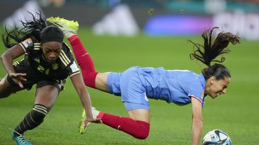 La francesa Amel Majri (derecha) disputa el balón con la jamaicana en el partido por el Grupo F del Mundial femenino, el domingo 23 de julio de 2023, en Sídney. (AP Foto/Rick Rycroft)