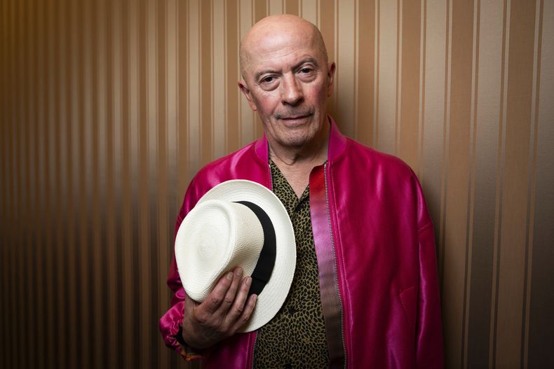 El director Jacques Audiard posa para promover la película Emilia Perez, en la 77a edición del Festival de Cine de Cannes el sábado 18 de mayo de 2024. (Foto Scott A Garfitt/Invision/AP)