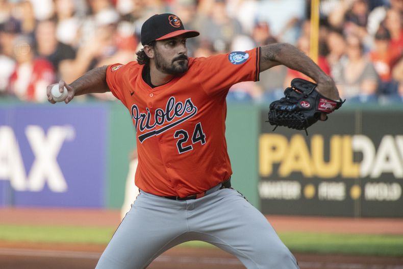 El abridor de los Orioles de Baltimore Zach Eflin lanza en la primera entrada ante los Guardianes de Cleveland el sábado 3 de agosto del 2024. (AP Foto/Phil Long)