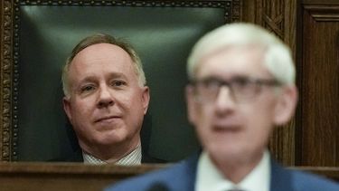 El presidente de la Asamblea de Wisconsin, Robin Vos, observa al gobernador Tony Evers, dar su informe anual, el 23 de enero de 2024, en Madison, Wisconsin. (Foto AP/Morry Gash, Archivo)