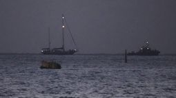 El Madleen (izquierda), un barco con ayuda que se dirige a Gaza, escoltado por las fuerzas navales israelíes, navega haca el puerto de Ashdod, en el sur de Israel, después de haber sido incautado por las fuerzas israelíes, el 9 de junio de 2025. (AP Foto/Leo Correa)