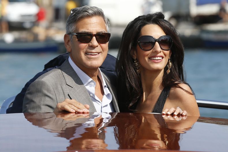 ARCHIVO - George Clooney, a la izquierda, y Amal Alamuddin llegan a Venecia, Italia, el 26 de septiembre de 2014, para su próxima boda. (Foto AP/Luca Bruno, archivo)