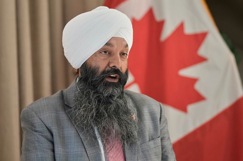 El secretario de Desarrollo Internacional de Canadá, Randeep Sarai, habla durante una entrevista con The Associated Press en Beirut, Líbano, el martes 18 de agosto de 2026. (Foto AP/Bilal Hussein)