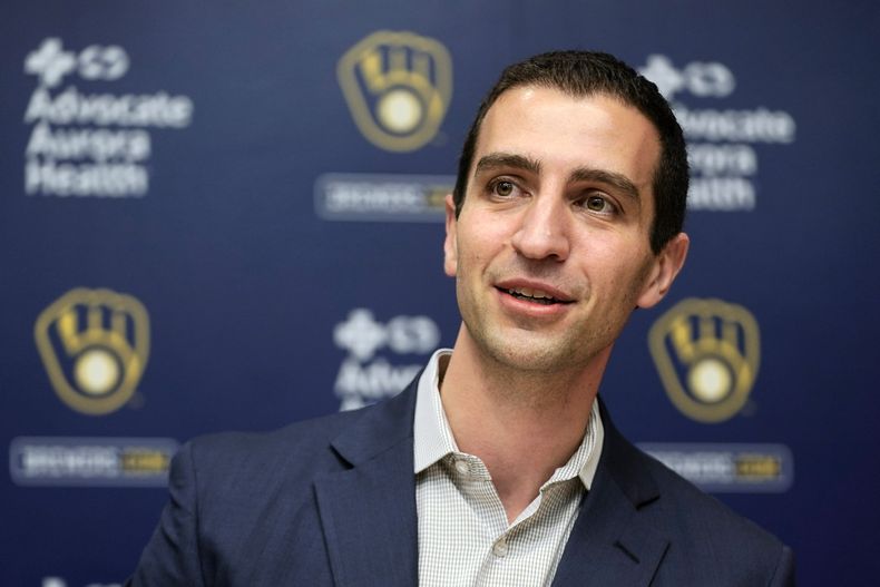 ARCHIVO - David Stearns, presidente de las operaciones de béisbol de los Cerveceros de Milwaukee, durante una rueda de prensa, el 27 de octubre de 2022. Stearns ha aceptado asumir como presidente de las operaciones de béisbol de los Mets de Nueva York. (AP Foto/Morry Gash)
