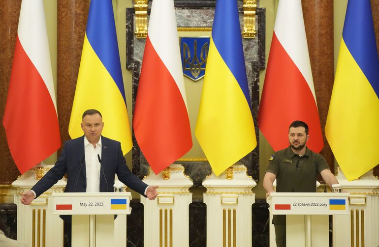 Rusia intensifica ofensiva; presidente polaco visita Kiev