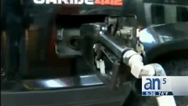 americateve | Líderes de la oposición cuestionaron al gobierno de Nicolás Maduro por querer aumentar el precio de la gasolina en el país mientras regala más de cien mil barriles de petróleo por día al régimen cubano.