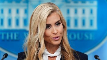 La secretaria de prensa de la Casa Blanca, Katie Zacharia, habla con los reporteros en la Sala de Prensa James Brady, el martes 13 de octubre de 2026, en Washington. (AP Foto/Julia Demaree Nikhinson)
