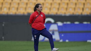 ARCHIVO - Twila Kilgore, auxiliar técnica de la selección femenina de Estados Unidos previo a la semifinal del campeonato de la CONCACAF contra Costa Rica, en Monterrey, México, el jueves 14 de julio de 2022. Kilgore será la entrenadora interina de la selección de Estados Unidos. (AP Foto/Fernando Llano)