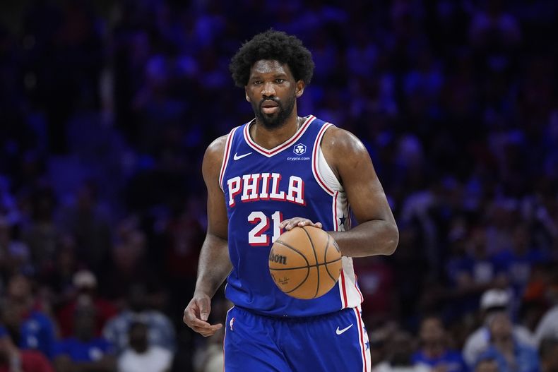 ARCHIVO - Foto del 2 de mayo del 2024, Joel Embiid de los 76ers de Filadelfia durante el juego 6 de la primera ronda de la postemporada. El viernes 20 de septiembre del 2024 Embiid firma una extensión de contrato con Filadelfia. (AP Foto/Matt Slocum, Archivo)