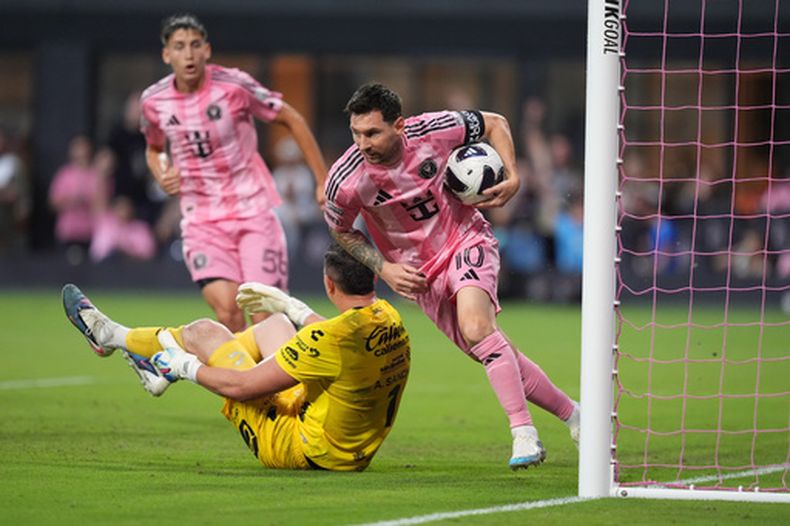 El argentino Lionel Messi, del Inter Miami, recoge el balón tras anotar ante el Atlético de San Luis, el miércoles 5 de agosto de 2026 (AP Foto/Rebecca Blackwell)