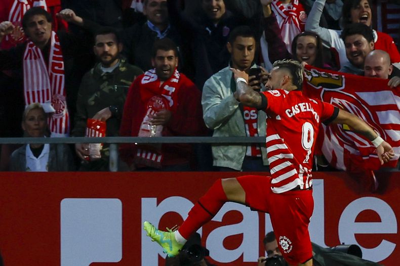 Valentín Castellanos (centro) celebra tras marcar el tercer gol de Girona en la victoria 4-2 ante el Real Madrid, el martes 25 de abril de 2023, en Girona. (AP Foto/Joan Monfort)