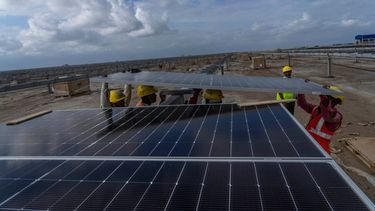 ARCHIVO - Trabajadores instalan paneles solares en el Parque de Energía Renovable de Adani Green Energy Limited —actualmente en construcción— el 21 de septiembre de 2023, en el desierto de sal de la aldea de Karim Shahi, cerca de Khavda (distrito de Bhuj), próximo a la frontera entre India y Pakistán, en el estado occidental de Gujarat, India. (AP Foto/Rafiq Maqbool, Archivo)