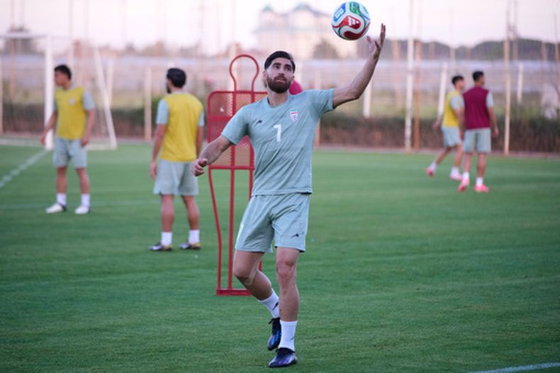 Alireza Jahanbakhsh, de Irán, trabaja con la selección nacional de su país durante una sesión de entrenamiento en Antalya, al sur de Turquia, el martes 2 de junio, como parte de su preparación para la Copa del Mundo. (AP Foto/Khalil Hamra)