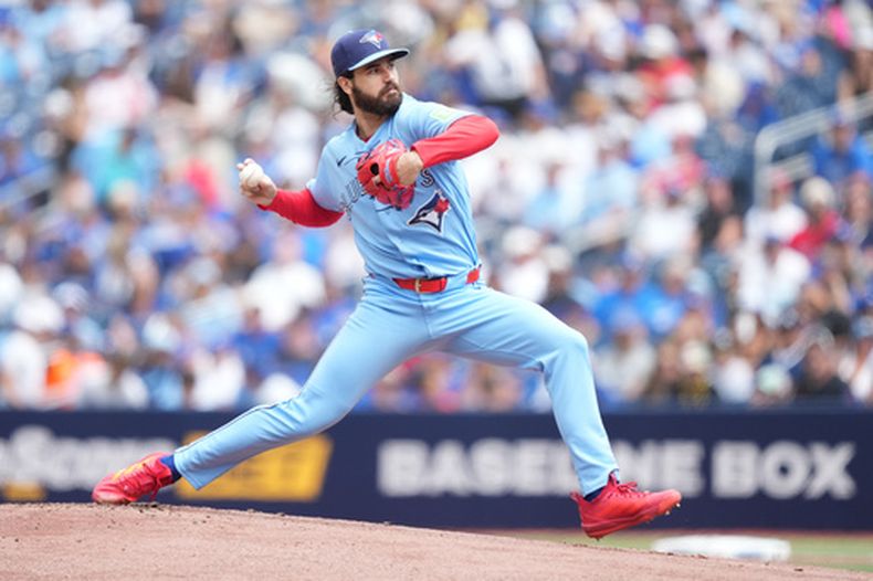 El abridor de los Azulejos de Toronto, Dylan Cease, se enfrenta a los Yankees de Nueva York durante la primera entrada de un partido de béisbol en Toronto, el domingo 16 de agosto de 2026. (Nathan Denette/The Canadian Press vía AP)