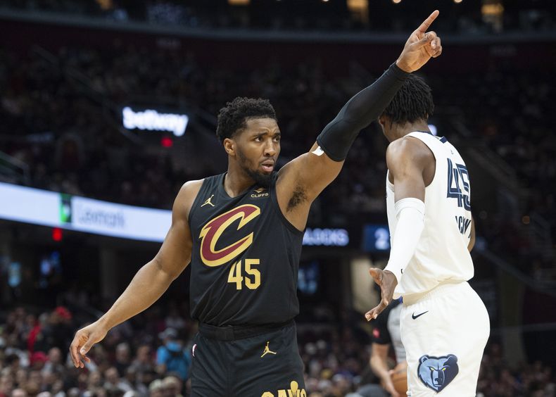 Donovan Mitchell de los Cavaliers de Cleveland señala a su equipo mientras GG Jackson de los Grizzlies de Memphis está cerca en el duelo del miércoles 10 de abril del 2024. (AP Foto/Phil Long)