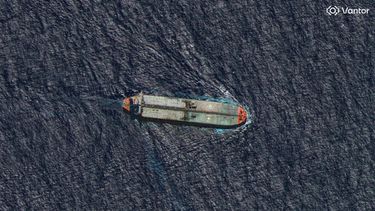 El buque petrolero Skipper, que fue tomado recientemente por el ejército de Estados Unidos frente a las costas de Venezuela, visto mientras navega en dirección suroeste a unos 33 kilómetros al norte de Guadalupe, en el sur del mar Caribe, el viernes 12 de diciembre de 2025. (©2025 Vantor vía AP)
