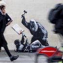 Fotografía sin fecha publicada por Banksy de la nueva obra de arte del artista que retrata a un juez golpeando a un manifestante con un mazo en los Tribunales Reales de Justicia de Londres. (Banksy via AP)