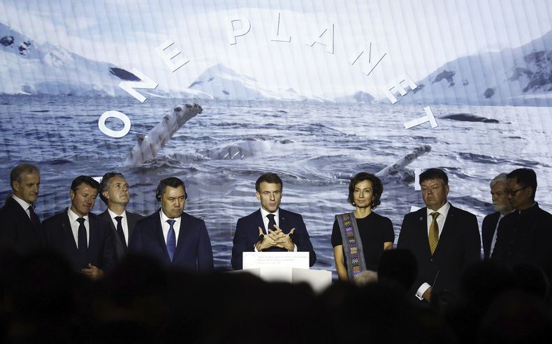 El presidente francés Emmanuel Macron toma la palabra durante la cumbre One Planet en el Museo Nacional de Historia Natural de París, el viernes 10 de noviembre de 2023. (Yoan Valat, Pool vía AP)