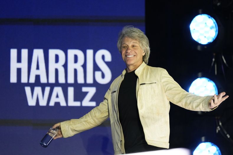 Jon Bon Jovi llega al escenario para actuar durante un mitin de campaña del candidato demócrata a la vicepresidencia de Estgados Unidos, el gobernador de Minnesota Tim Walz, el 4 de noviembre de 2024, en Detroit. (AP Foto/Charlie Neibergall)