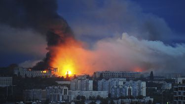 ARCHIVO - Fuego y humo marcan el lugar donde un misil ruso impactó en una zona residencial en Járkiv, Ucrania, el 7 de junio de 2025, (AP Foto/Anatolii Lysianskyi, archivo)