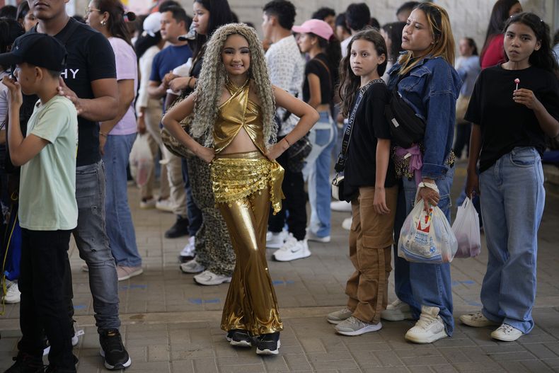 Carol Sofía Sánchez posa con su disfraz inspirado en Shakira mientras espera en la fila a que se abran las puertas del Estadio Metropolitano, donde la estrella del pop Shakira actuará en su ciudad natal de Barranquilla en Colombia, el jueves 20 de febrero de 2025. (Foto AP/Fernando Vergara)