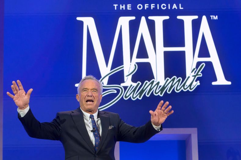 ARCHIVO – El secretario de Salud y Servicios Humanos de Estados Unidos, Robert F. Kennedy, Jr., sube al escenario en la inauguración de la cumbre Make America Healthy Again (Hacer a Estados Unidos Sano de Nuevo), el 12 de noviembre de 2025, en Washington. (AP Foto/Rod Lamkey, Jr., Archivo)