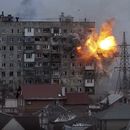 ARCHIVO - Una explosión en un edificio de apartamentos después de que un tanque del ejército ruso disparara en Mariúpol, Ucrania, el 11 de marzo de 2022. La imagen forma parte del documental 20 Days in Mariupol que fue nominado a los Premios de la Academia el 23 de enero de 2024. (Foto AP/Evgeniy Maloletka, archivo)