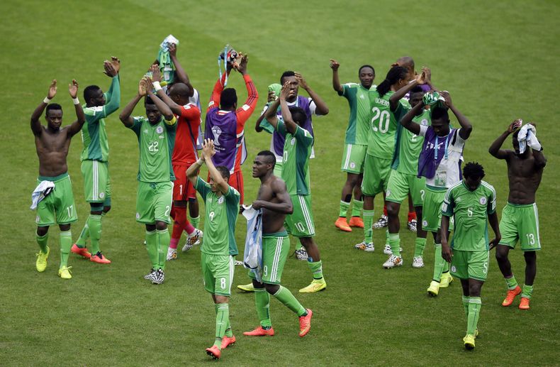 Los jugadores de Nigeria agradecen al p&uacute;blico luego del partido que perdieron por 3-2 ante Argentina en el Mundial, el mi&eacute;rcoles 25 de junio de 2014, en Porto Alegre, Brasil (AP Foto/Michael Sohn)