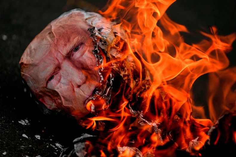 ARCHIVO - Una efigie del presidente de Estados Unidos, Donald Trump, arde entre las llamas durante una manifestación por el Día Internacional de los Trabajadores en la Ciudad de Panamá, el 1 de mayo de 2026. (AP Foto/Matías Delacroix, archivo)