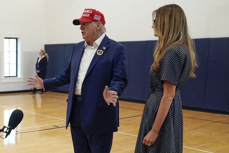 El expresidente Donald Trump, candidato presidencial republicano, habla mientras la ex primera dama Melania Trump escucha después de votar el día de las elecciones en el Centro Recreativo Morton y Barbara Mandel, el martes 5 de noviembre de 2024, en Palm Beach, Florida. (AP Foto/Evan Vucci)