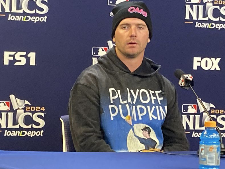 Pete Alonso, primera base de los Mets de Nueva York, habla antes del tercer juego de la Serie de Campeonato de la Liga Nacional ante los Dodgers de Los Ángeles, el miércoles 16 de octubre de 2024 (AP Foto/Ron Blum)