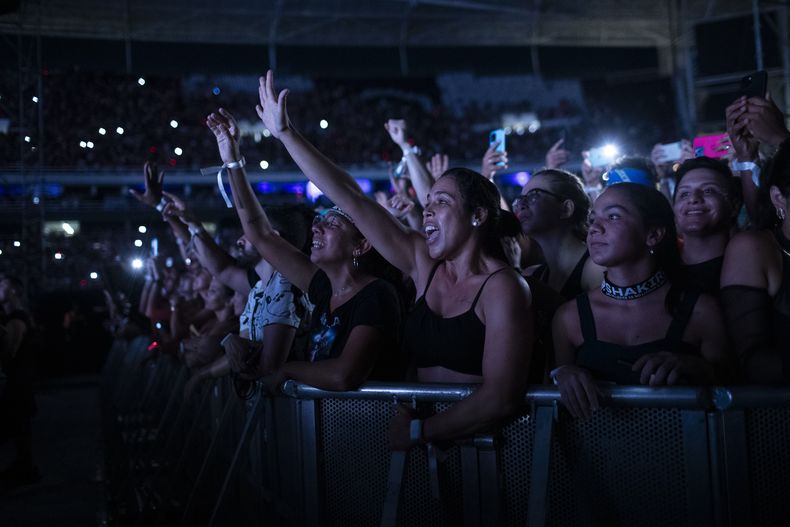 ARCHIVO - Fans aplauden mientras la cantante colombiana Shakira actúa en su gira mundial Las mujeres ya no lloran en Río de Janeiro, el martes 11 de febrero de 2025. (Foto AP/Bruna Prado)