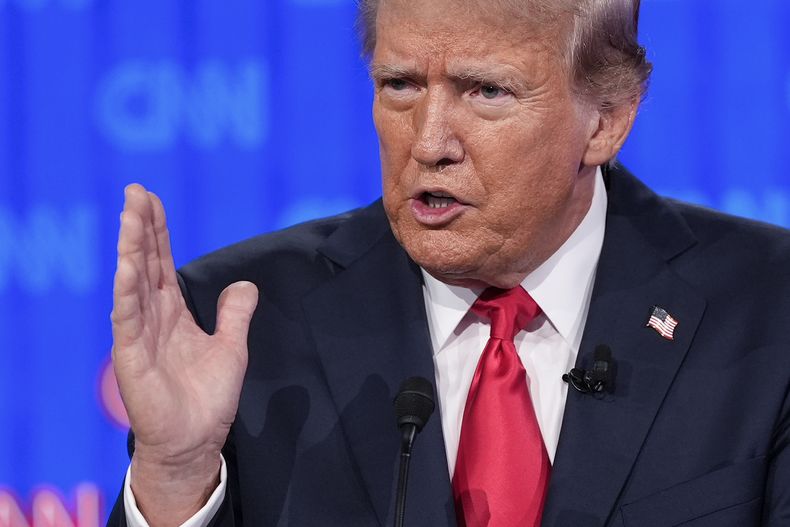 El expresidente y candidato presidencial republicano Donald Trump, habla durante el debate presidencial con Joe Biden, el jueves 27 de junio de 2024, en Atlanta. (AP Foto/Gerald Herbert)