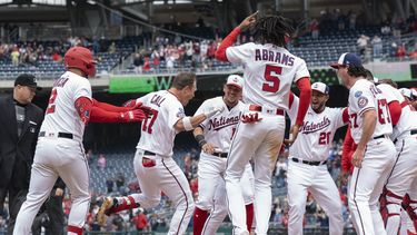 Alex Call, de los Nacionales de Washington, festeja tras conectar el jonrón del triunfo ante los Cachorros de Chicago, el jueves 4 de mayo de 2023 (AP Foto/Manuel Balce Ceneta)