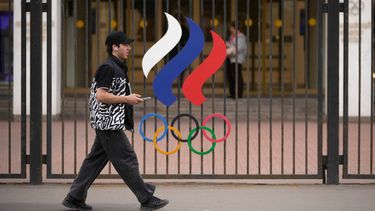 Una persona camina enfrente de los aros olímpicos en las oficinas del Comité Olímpico Ruso en Moscú el martes 7 de julio del 2026. (AP Foto/Pavel Bednyakov)