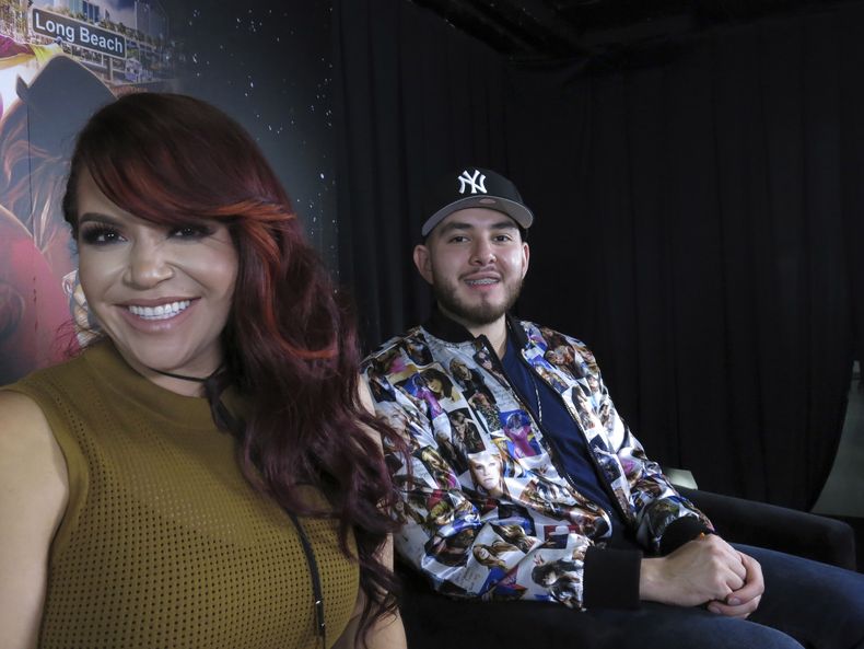 Jacqie Rivera, izquierda, y Johnny Lopez, hijos de la fallecida música Jenni Rivera, posan para un retrato para promover el álbum póstumo Misión cumplida, en la Ciudad de México, el viernes 18 de agosto de 2023. (Foto AP/Berenice Bautista)